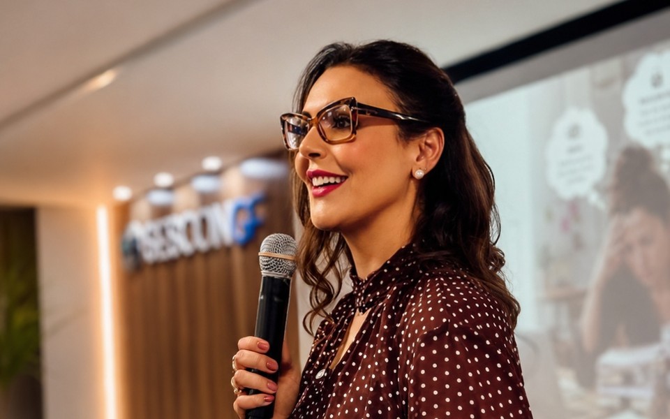 Mariana Ramos ministrando treinamento de liderança e riscos psicossociais no evento SESCON