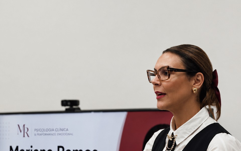 Mariana Ramos palestrando sobre Saúde Mental Corporativa